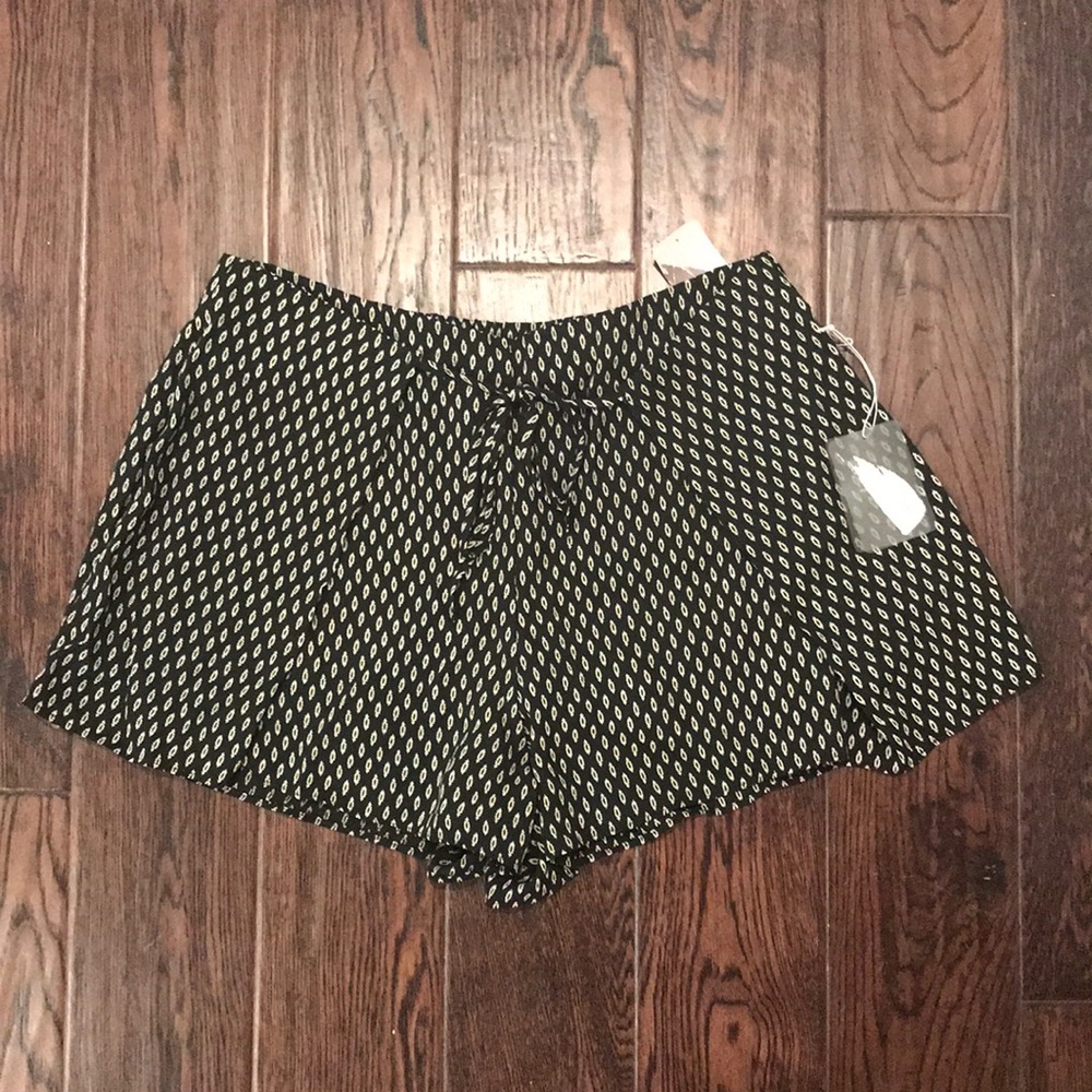 NWT Black/cream woven shorts